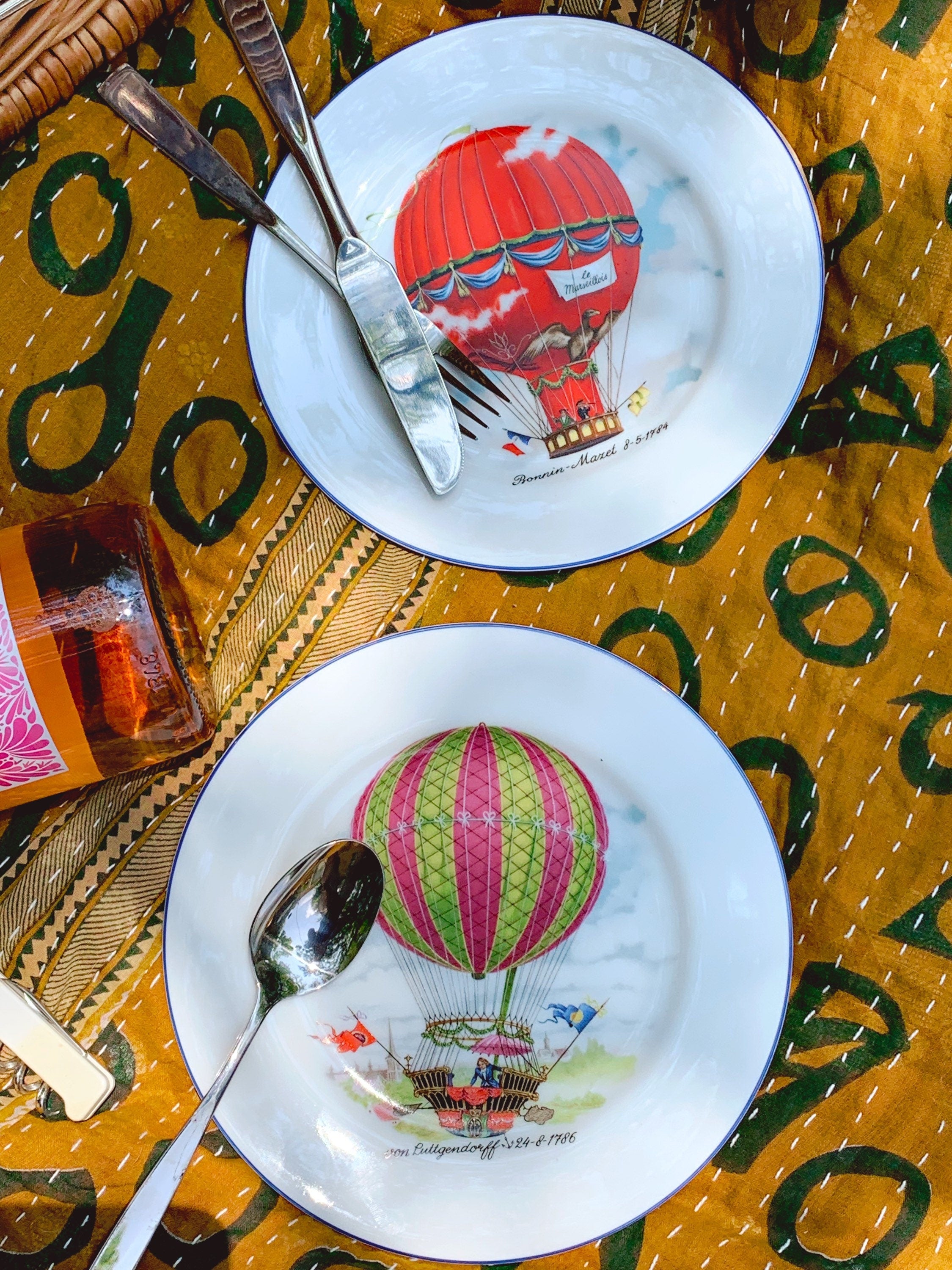 Vintage Wicker Picnic Basket Set for 2 | Includes Blanket, Plates, Utensils, Glasses and Corkscrew | Retro Summer Picnic | Outdoor Dining