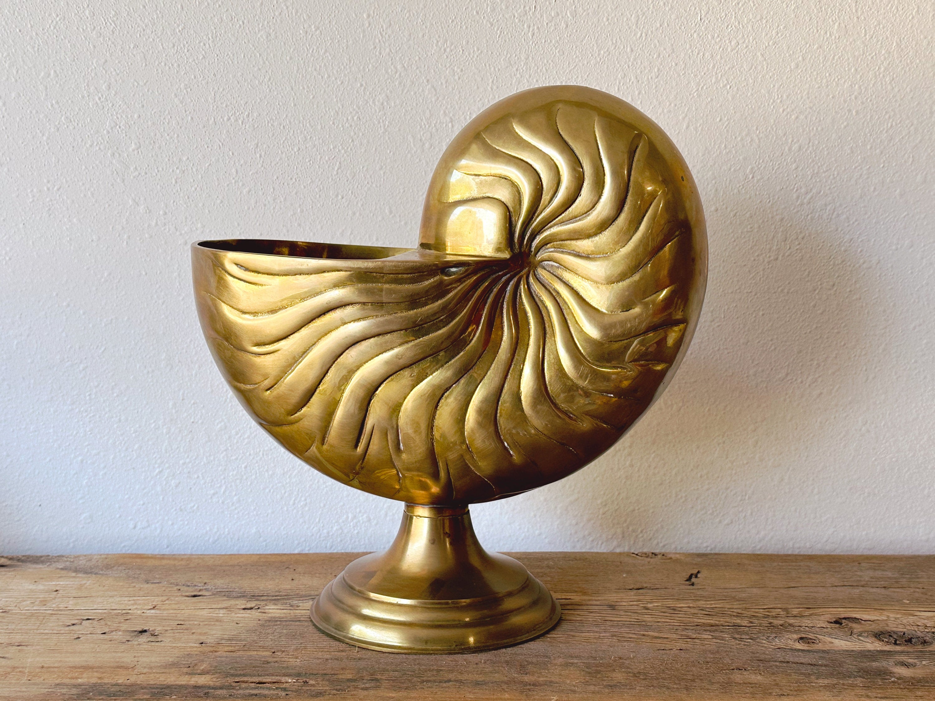 WARM, TIMELESS, CLASSIC DESIGN: Beautiful set of vintage bronze patinated  solid brass seashell designed planters. 1970s. The larger…